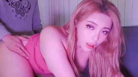 极品颜值网红女神『kitty2002102』 美乳丰臀高挑的身材 被操的骚叫不停，母狗就是给大鸡吧随便使用的肉便器